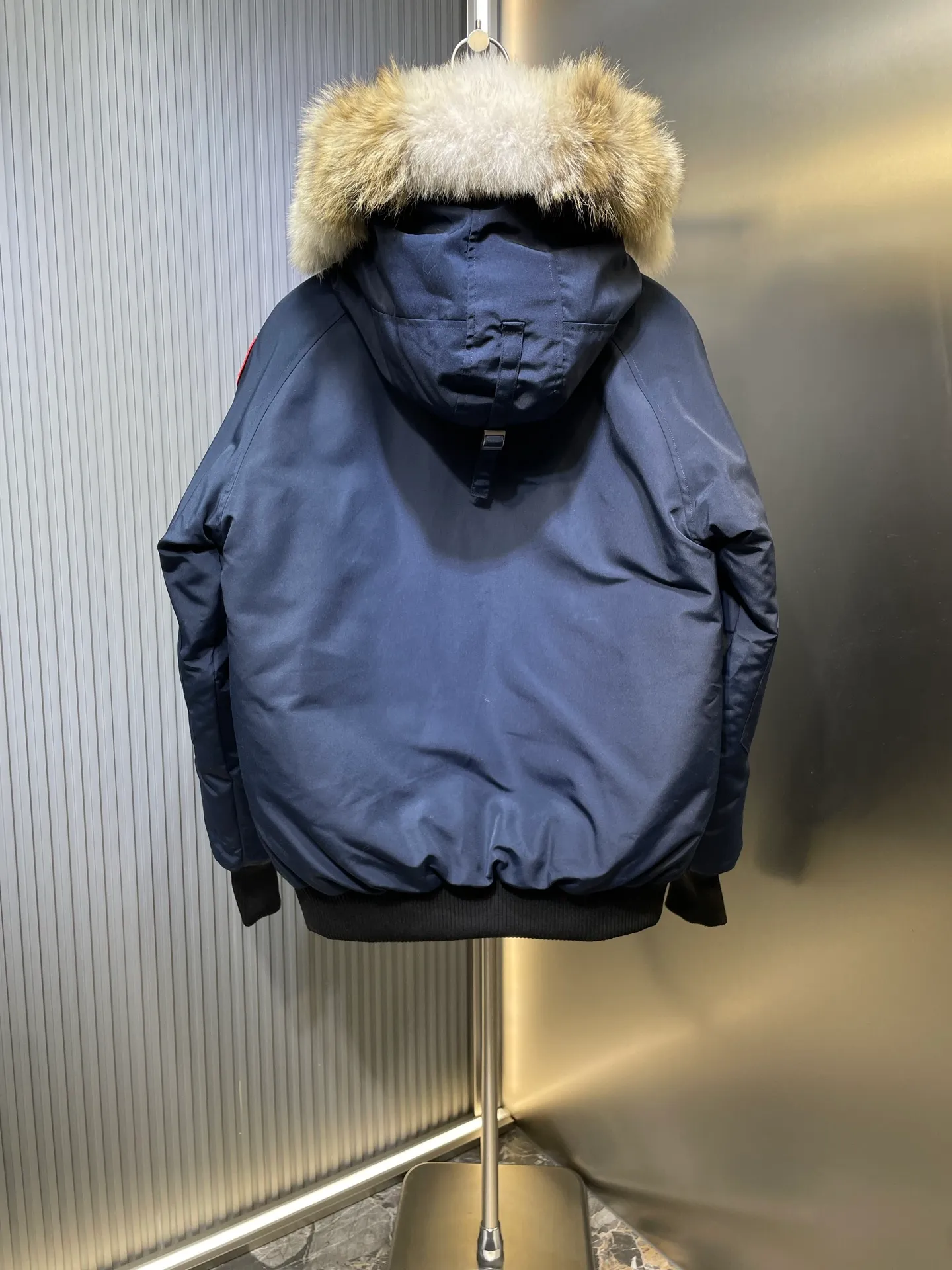 P900 special down Canada Goose Canada Goose #Chilliwack 7999M bomber jacket short down jacket/01 model #女与狠# Genuine synchronous anti-counterfeiting chip sensor! ➖ Imported 21S polyester-cotton blended original fabric [last year’s 16S/18S hard fabrics have been completely eliminated, this year all use 21S genuine synchronous fabrics, the soft mid-strap feels delicate and textured], genuine synchronous Feather-Light 10D waterproof coating fabric, made of 84.5 polyester fiber and 15.5 cotton, 100% the best feel in the entire network! ➖ The genuine official website is synchronized with the national standard 80 white duck down, you can check the official website customer service, there will never be a series of misleading claims such as 90 down or goose down! ➖ Using the best nylon lining with double double-layer sealing design, velvet-proof No. 7 needle + grid-filled down ready-made garments, there is 100% no so-called velvet running! ➖ The cuffs are designed with thickened seamless threads, and the collar and pockets are lined with top-quality polar fleece to keep you warm and comfortable! ➖ Yoshida YKK provides original custom-made electroplated sliders. YKK two-way lockable zippers are tight and smooth and will not peel off paint! ➖ 3M composite guarantees that the Velcro is the same as the original, durable, and all accessories and hardware are custom-made! ➖ Imported BEHRINGER embroidery machine to customize the 10,000-needle embroidery logo, 98% of which can be reproduced to restore the original logo. You can check and compare on the official website! ➖ The fur collars are all made of large pieces of Western Canadian blue wolf hide, ensuring that each fur collar is 13-15cm wide!   Size:XS-XXL